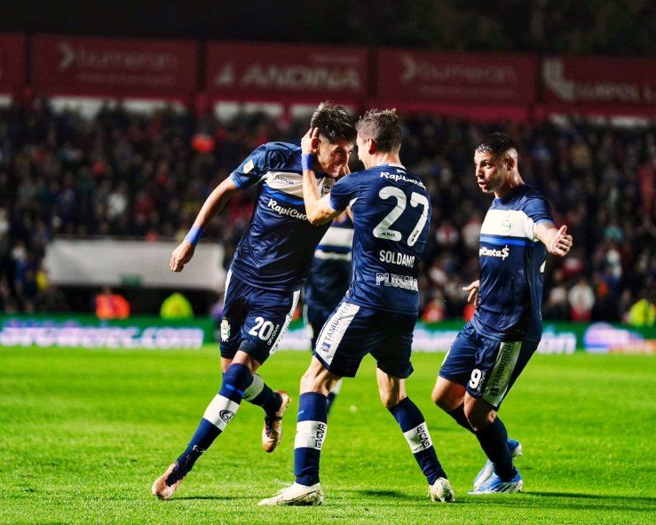 Alan Lescano festeja uno de sus golazos en Gimnasia ante Argentinos Juniors (Foto: Prensa GELP)