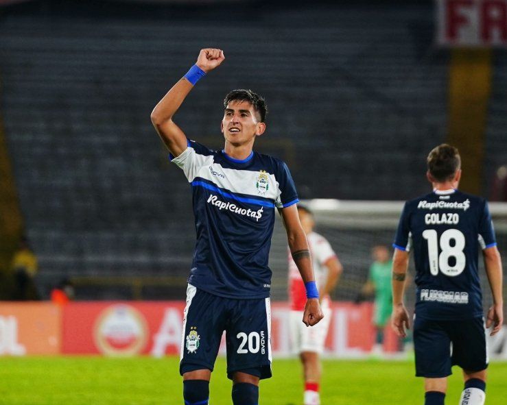Alan Lescano festeja el gol de Gimnasia ante Independiente Santa Fe en la Copa Sudamericana (Foto: Prensa GELP)