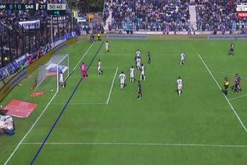 Imagen del corner en el que le anulan el gol a Gimnasia ante Sarmiento en la Liga Profesional