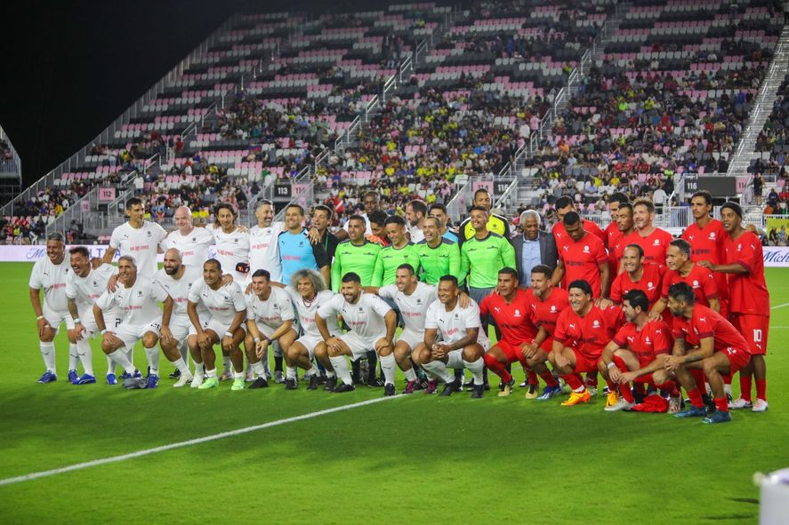 Los dos planteles que disputaron el Partido de las Leyendas.