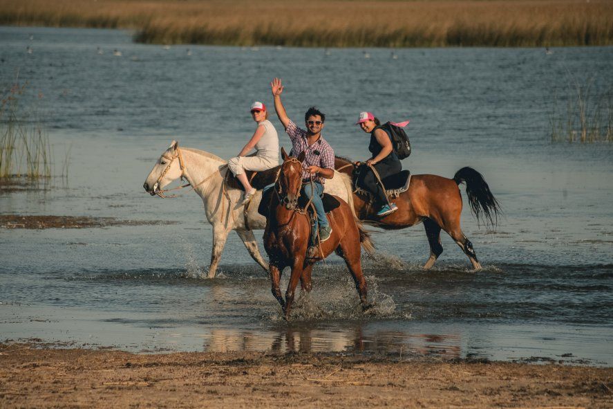 Una de las tradicionales cabalgatas que organiza la municipalidad de Lezama