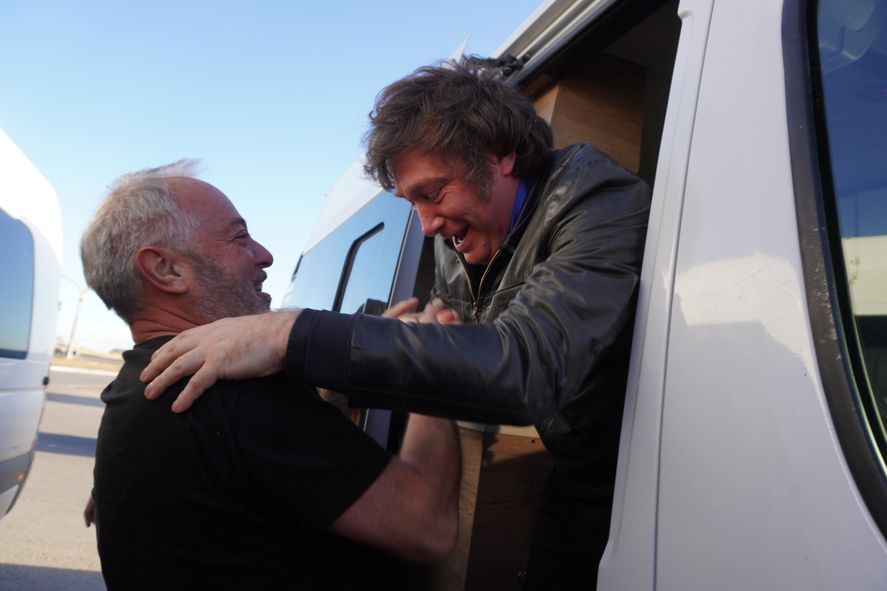Javier Milei durante una recorrida por Bahía Blanca.