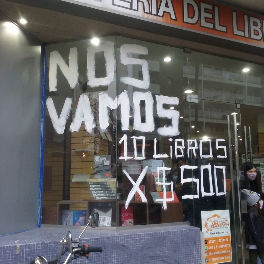 Se forman largas filas para aprovechar los descuentos de El Aleph