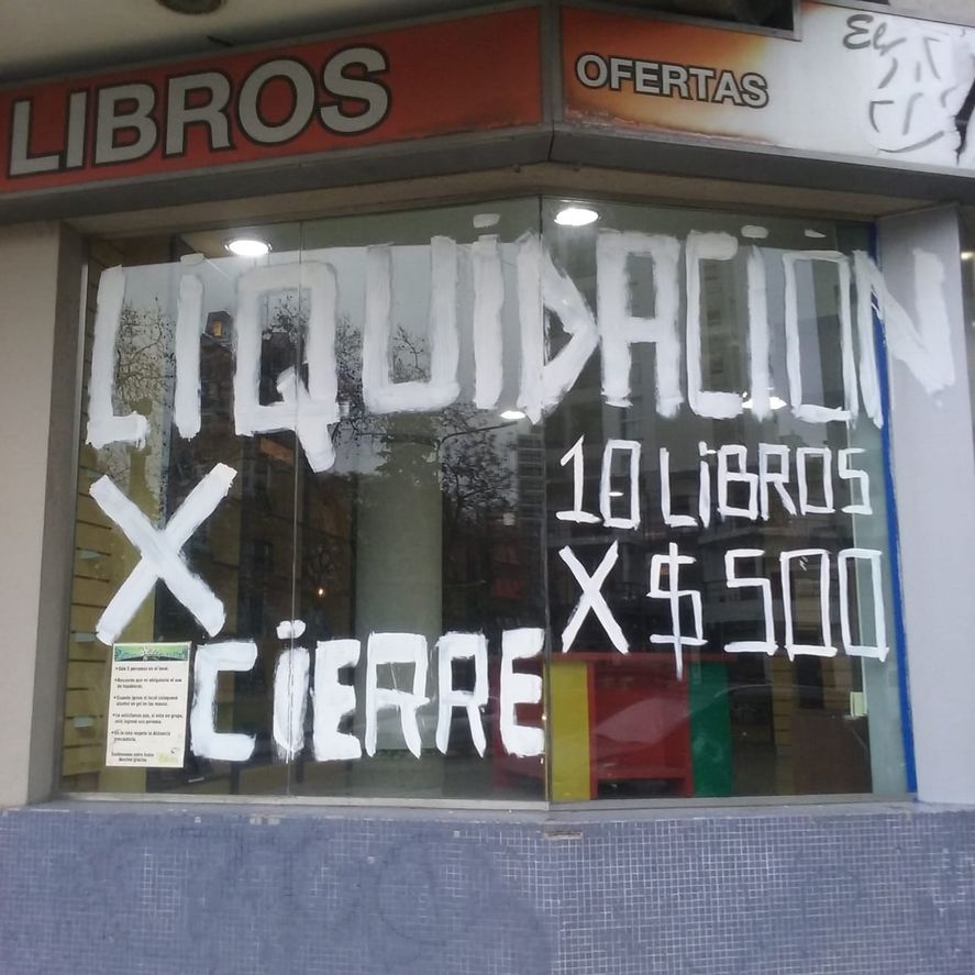 La librería pintó las promociones en sus vidrieras (Foto: Facebook El Aleph Plaza Italia)