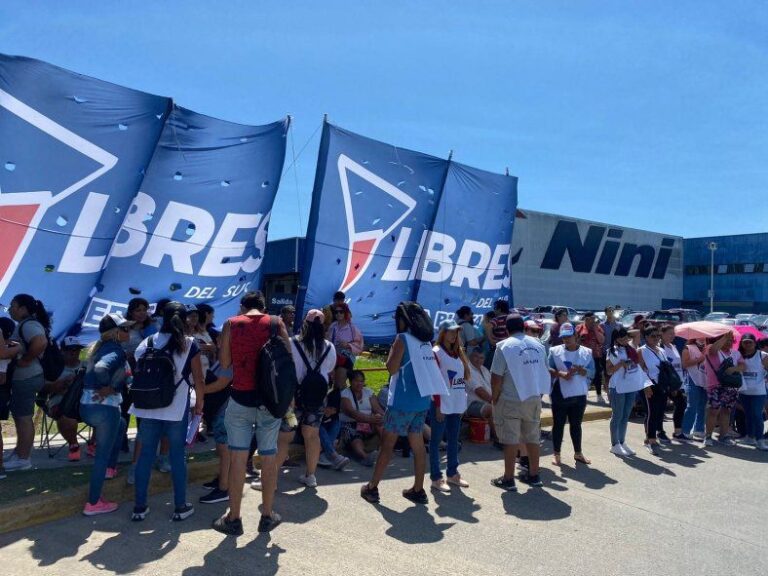 Protesta de organizaciones sociales frente a supermercados