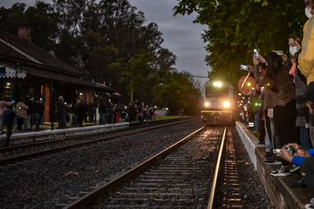trenes argentinos: el mitre volvio a detenerse en lima despues de 30 anos