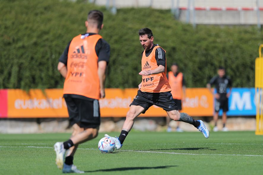 Lionel Messi en el entrenamiento del último domingo, Argentina solo piensa en Italia.