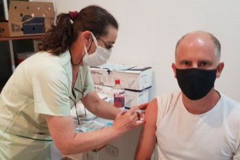 Lisandro Matzkin, intendente de Coronel Pringles, se aplicó la vacuna contra el coronavirus.
