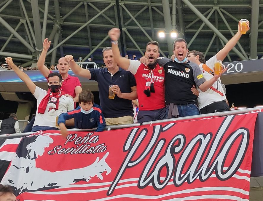 Locura de locuras: la Peña sevillista Pisalo cobró notoriedad en Argentina tras la serie y ahora tiene demanda de socios en el país.