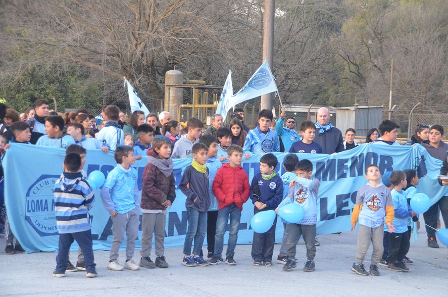 Decenas de vecinos  de todas las edades marcharon para defender al club Loma Negra