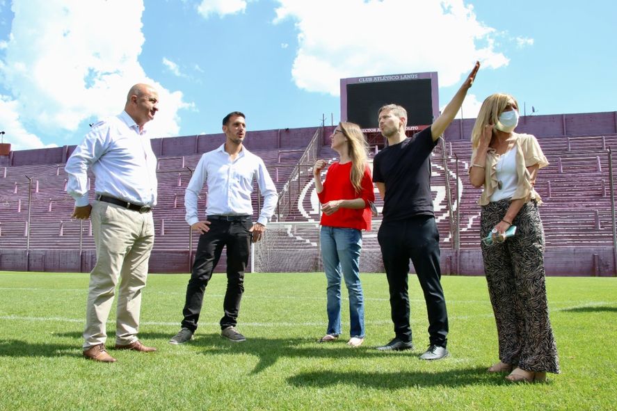 Los ministros Augusto Costa y Agustina Vila el  presidente del club Lanús, Nicolás Russo presentaron a los jóvenes el programa de viajes de egresados gratuitos