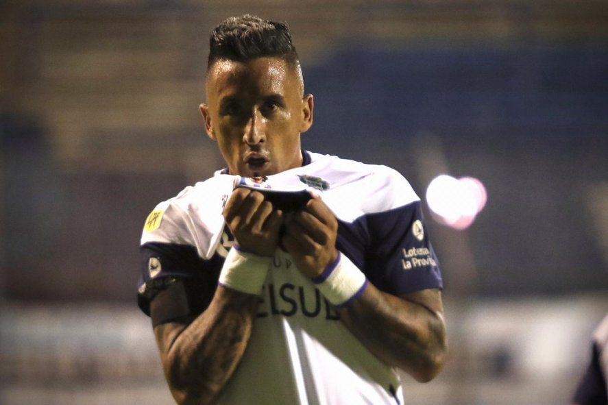 Lucas Barrios se besa el escudo de Diego Maradona para festejar su primer tanto en el Juan Carmelo Zerillo.