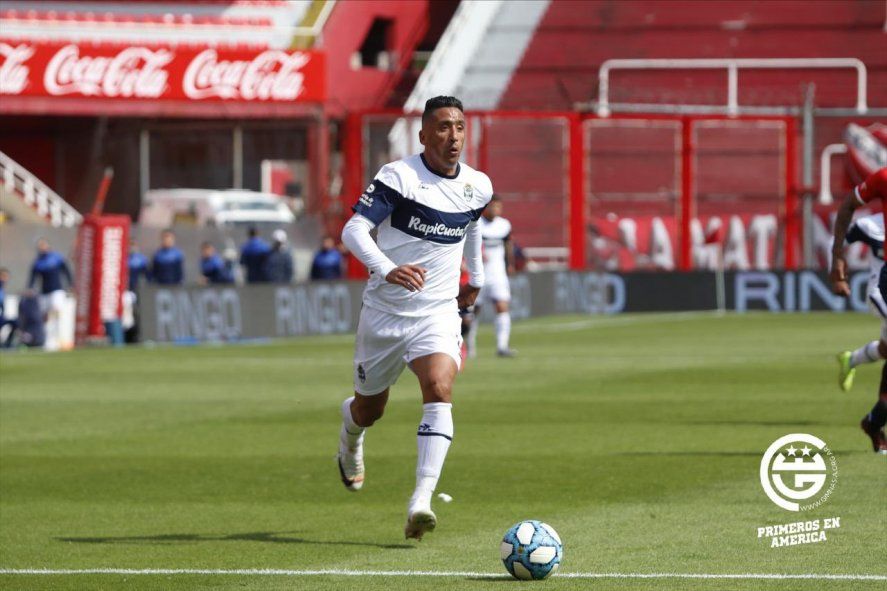 Lucas Barrios en el amistoso ante Independiente.