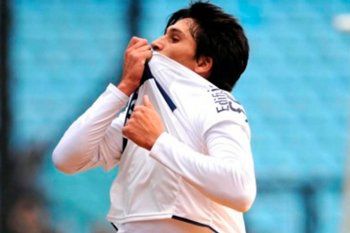 Lucas Castro besándose la camiseta de Gimnasia