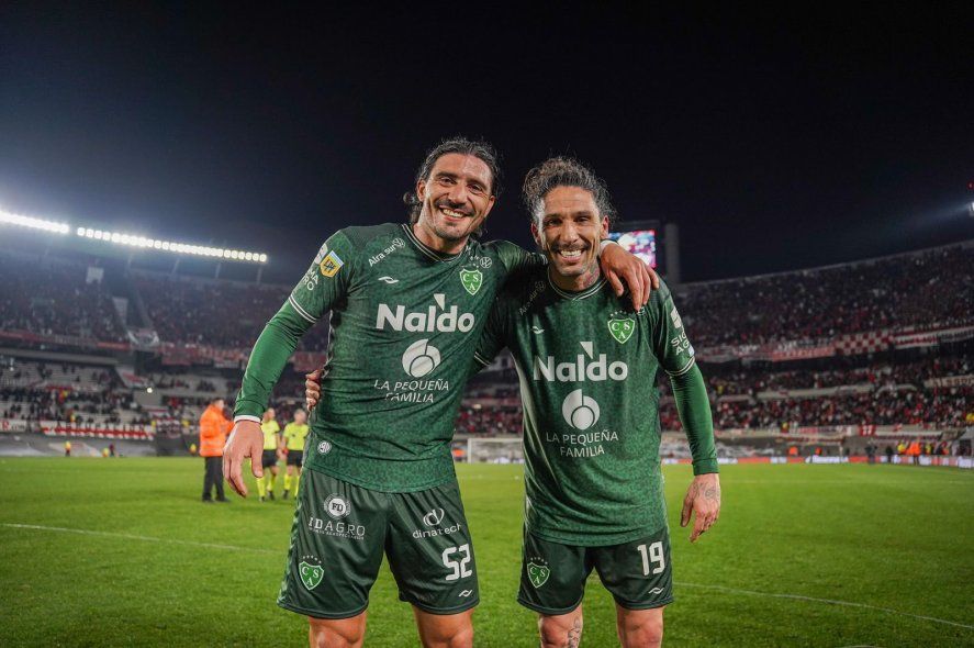 Lucas Castro y el gordo Méndez, en la victoria de Sarmiento de Junín ante River, en el Monumental