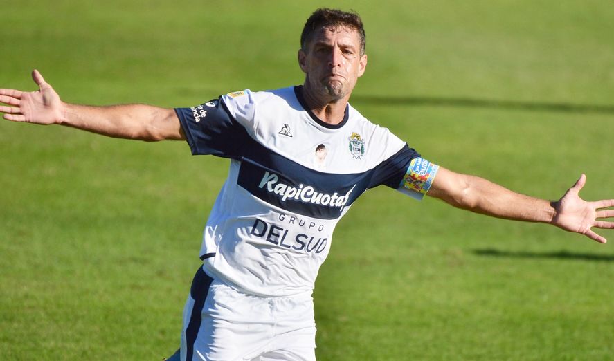 Lucas Licht festeja uno de sus golazos en aquel duelo entre Gimnasia y Lanús.