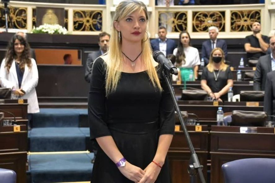Lucía Klug asumió como diputada provincial del Frente de Todos luego de haber sido reprimida y detenida por la Policía Bonaerense.