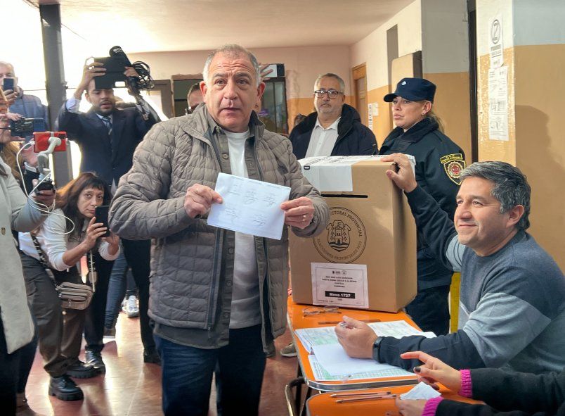 Luis Juez, el candidato a gobernador de Córdoba por Juntos por el Cambio, emitiendo su voto. Luis Juez, el candidato a gobernador de Córdoba por Juntos por el Cambio, emitiendo su voto.