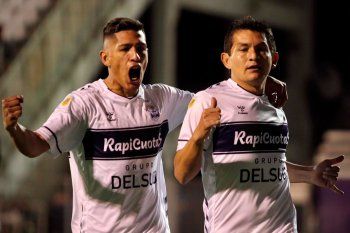 El Pulga Rodríguez fetseja su gol para Gimnasia.