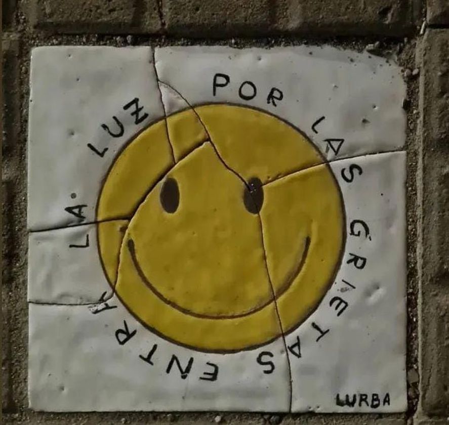 Lurba interviene las veredas de La Plata con sus creativas baldosas elaboradas con cerámica. Lurba interviene las veredas de La Plata con sus creativas baldosas elaboradas con cerámica.