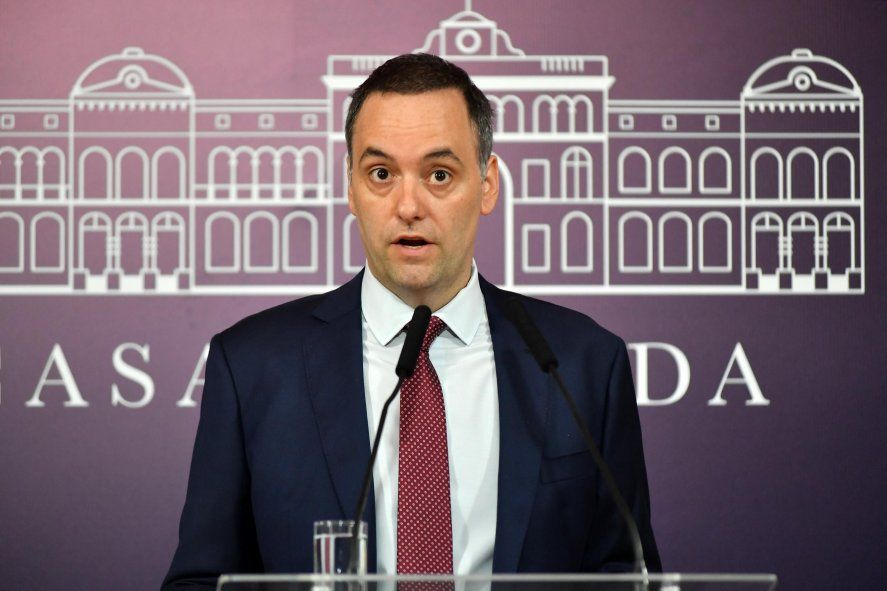 El vocero del Gobierno, Manuel Adorni, señaló que la posibilidad de un bono para jubilados está "por definirse"