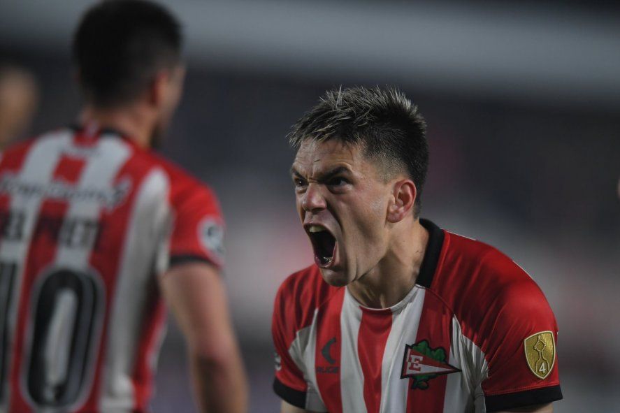 Una postal de la noche en que Manuel Castro convirtió ante Nacional, para Estudiantes por Copa Libertadores.