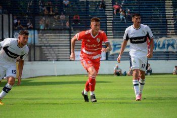 Manuel Guillén junto a la reserva de River ante Gimnasia en el Bosque.