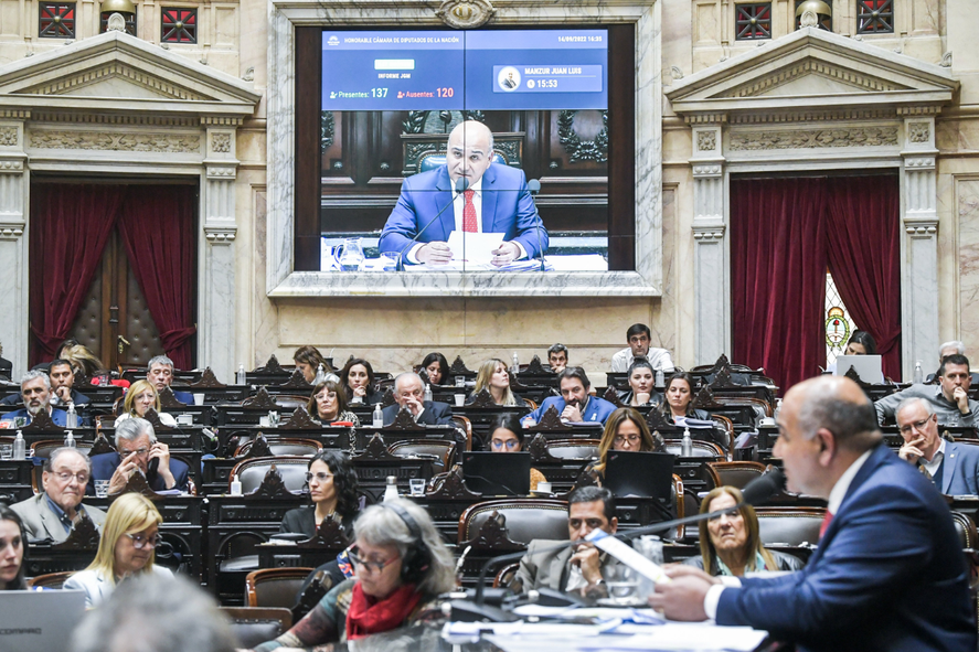 Juan Manzur respondió más de tres mil preguntas de los diputados.