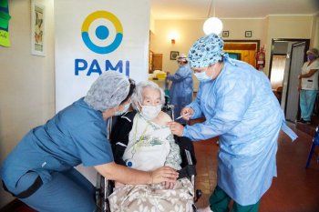 comenzo la campana de vacunacion antigripal para adultos mayores: ¿donde vacunarse con pami?