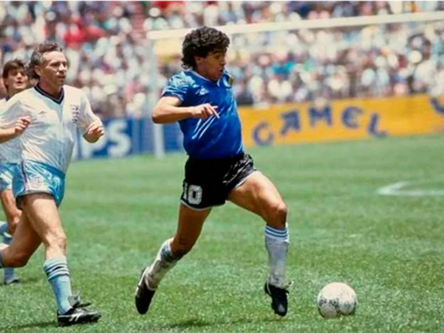 Maradona comienza a darle forma a uno de los goles más impactantes de la historia.
