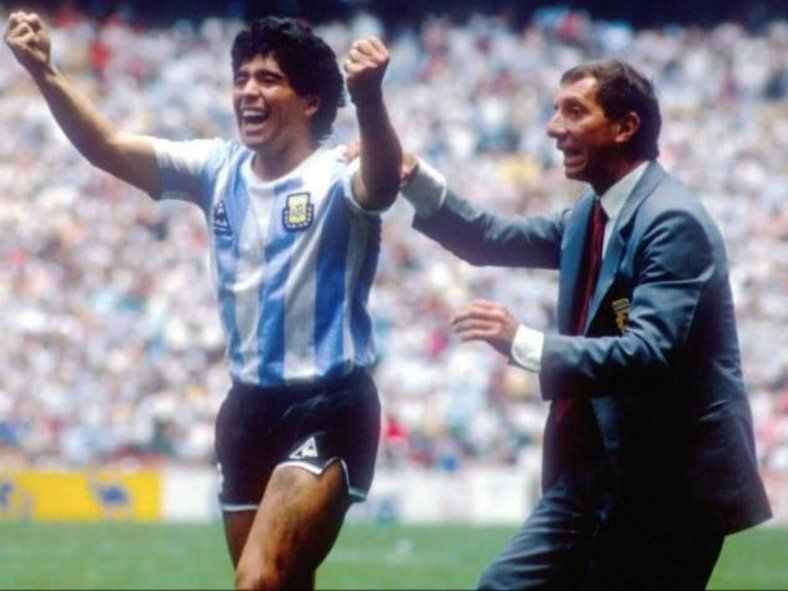 Maradona y Bilardo tocando el cielo con las manos. Una relación con miles de idas y vueltas con el amor y el éxito de por medio.