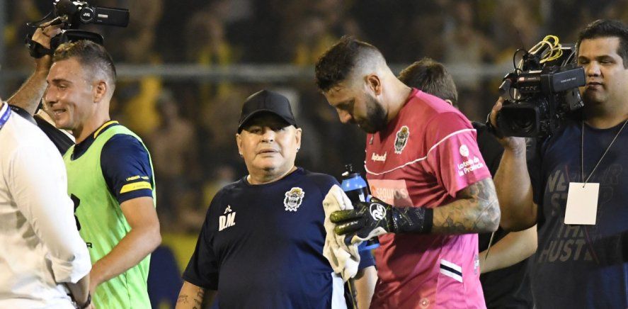 Broun junto a Maradona, en uno de sus últimos partidos juntos en Gimnasia.