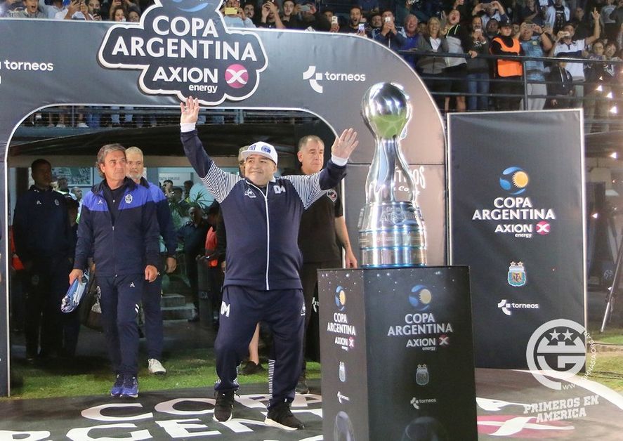 Diego Maradona en el debut de Gimnasia en la Copa Argentina pasada. Hoy el Lobo irá por Liniers.