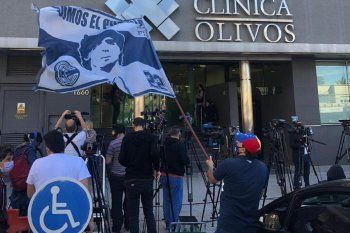 Los hinchas le demuestran su amor y acompañamiento a Maradona