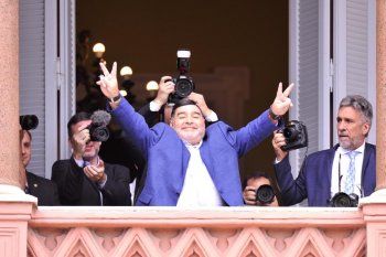 Diego Armando Maradona saluda desde el balcón de la Casa Rosada. 
