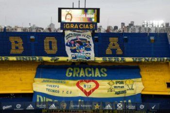 Bandera de Boca en homenaje a Diego Maradona