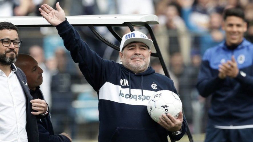 Diego Maradona saluda a la hinchada de Gimnasia en el Bosque.