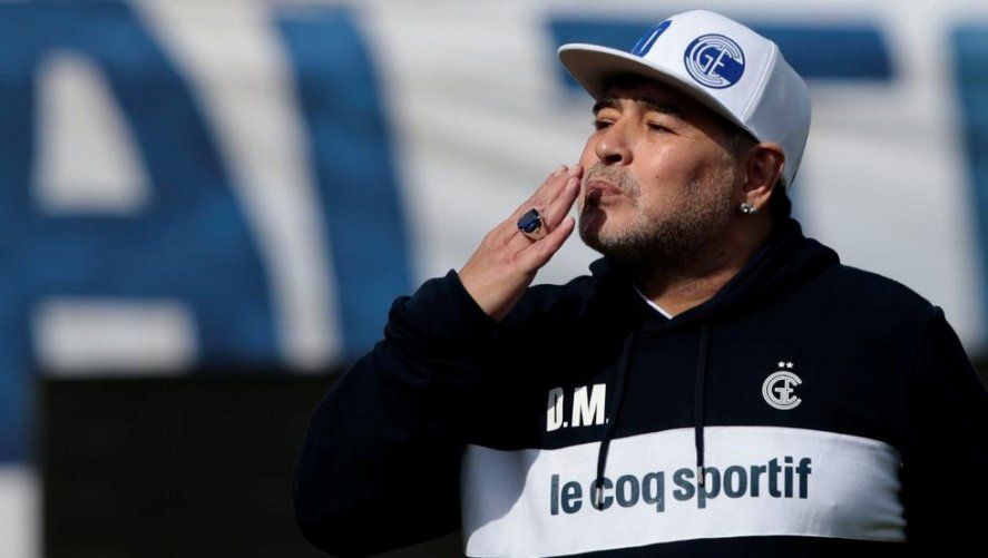 Gimnasia despidió a Maradona, y lo homenajeó con una gran copa.