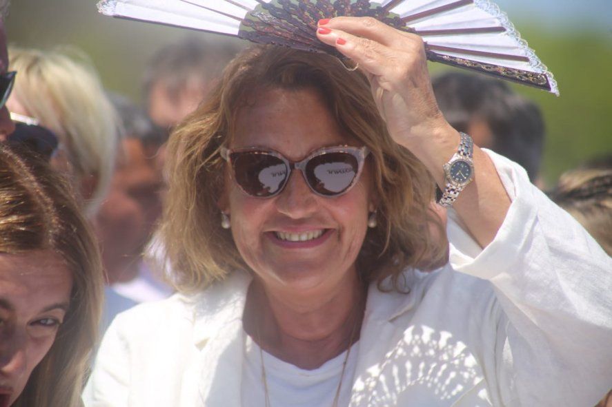 Al igual que Gustavo Posse, Marcela Campagnoli se mostró molesta por el fuerte sol.