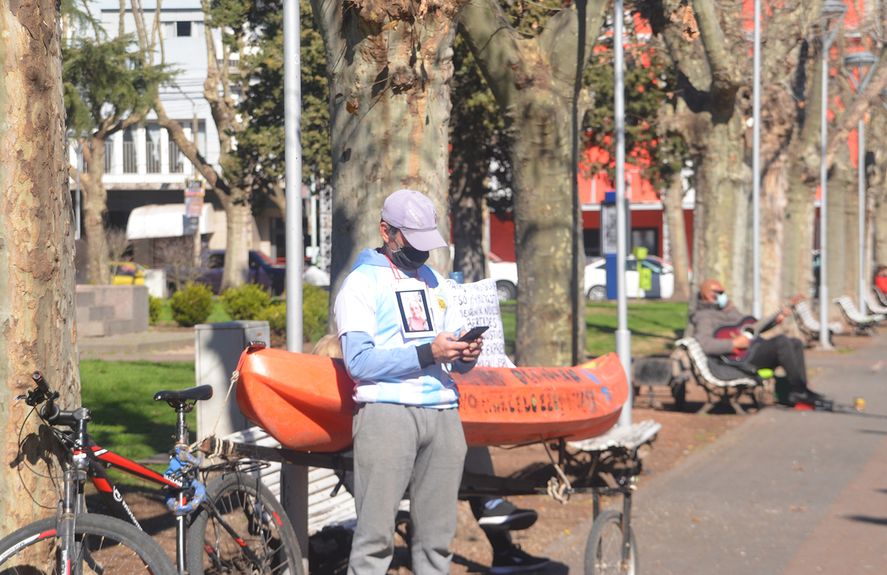 Marcelo Cortés, el olavarriense que protestó en kayak contra Alberto Fernández y lo detuvieron