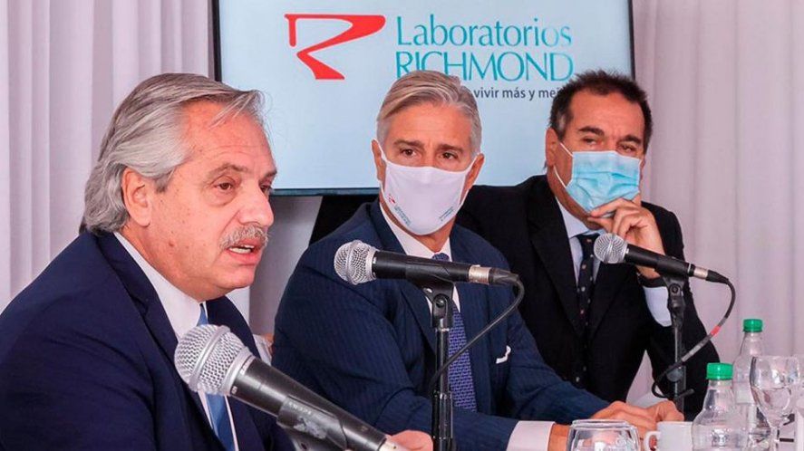 Alberto Fernández junto a Marcelo Figueiras, el presidente del Laboratorio Richmond, que producirá las vacunas Sputnik V en la Argentina