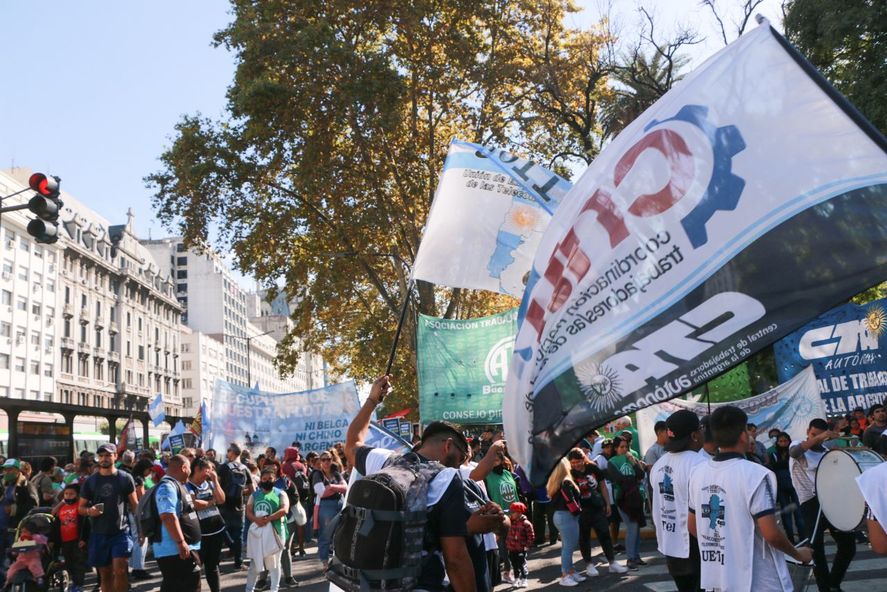 Marcha por ladefensa de la hidrovía Paraguay-Paraná hacia el ministerio de Transporte, 20 de abril de 2022.