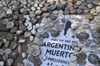 La marcha de las piedras y el recuerdo a los fallecidos por coronavirus (Foto: @Continental590)