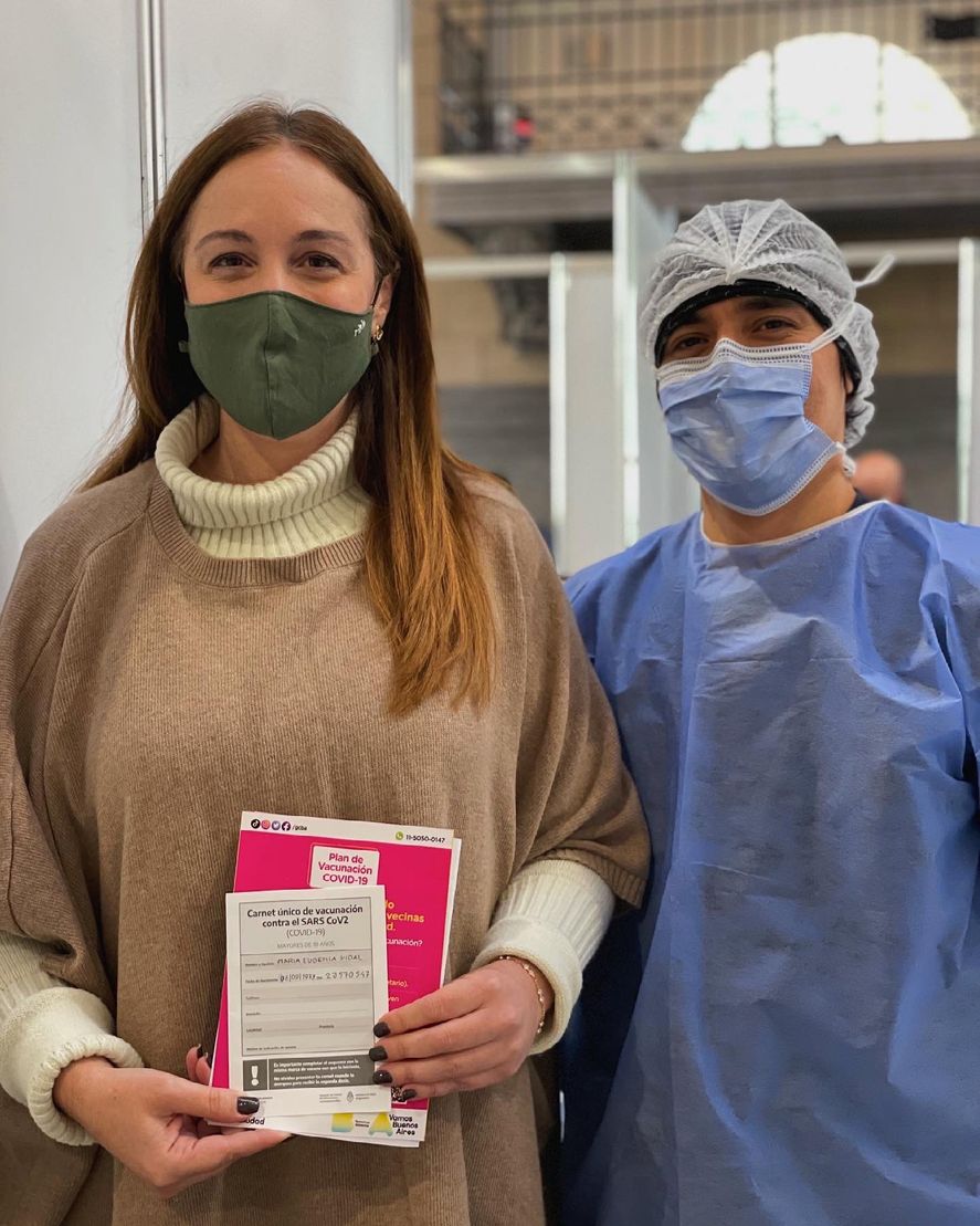 María Eugenia Vidal posa con su carnet de vacunada.