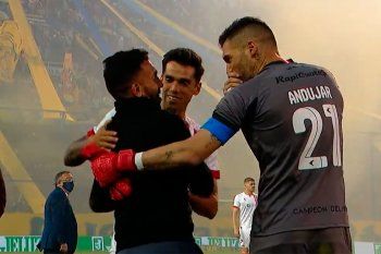 En la previa de Rosario Central - Estudiantes, hubo lugar para saludos y abrazos.