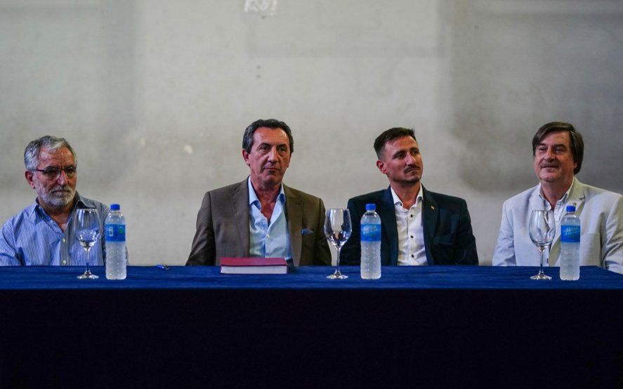 Mariano Cowen, presidente, junto a sus vicepresidentes en Gimnasia