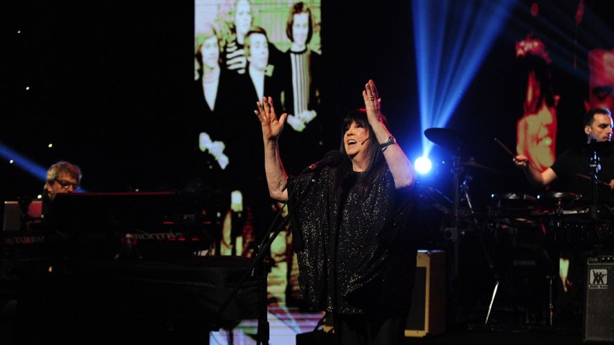 Marilina Ros cerró el homenaje a Juan Alberto Badía cantando