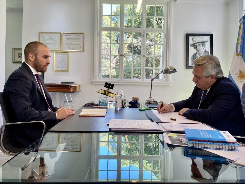 Martín Guzmán y Alberto Fernández trazan el plan para cumplir con el FMI sin resentir la economía nacional.