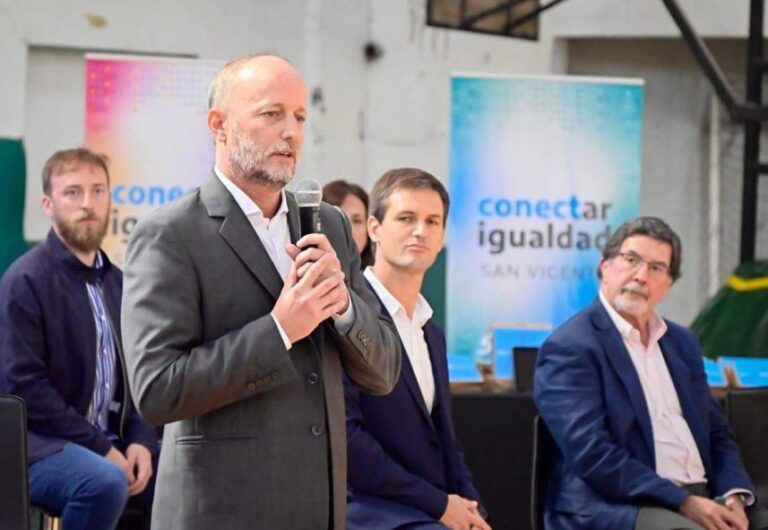 Martín Insaurralde y Alberto Sileoni entregaron tablets en San Vicente