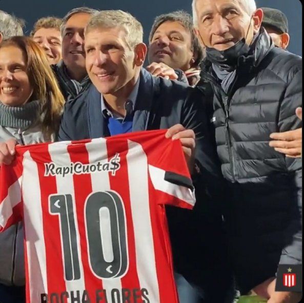 Martín Palermo con la camiseta de Estudiantes en el reconocimiento en el estadio UNO